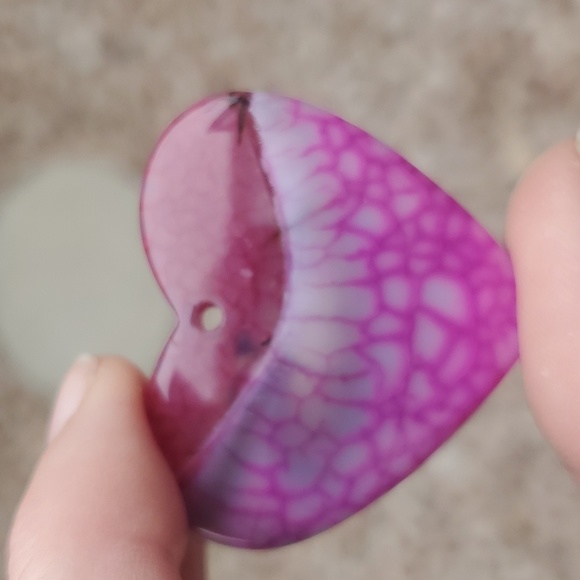 New Dragon Veins Agate Carved Heart Shaped Pendant. - Picture 6 of 6